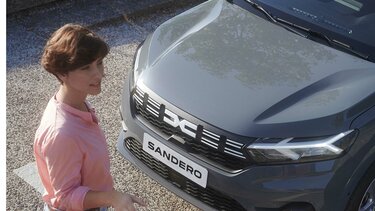 visuel Dacia SANDERO et femme