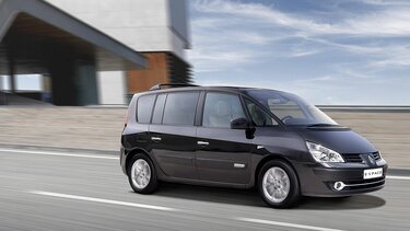 Alter Renault Espace fährt auf der Straße