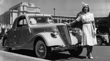Dame angelehnt an Renault Fahrzeug während der Weltwirtschaftskrise
