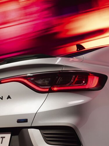 Renault Arkana Full Hybrid E-Tech – Großer Spoiler, transparente Scheinwerfer und markantes E-Tech-E