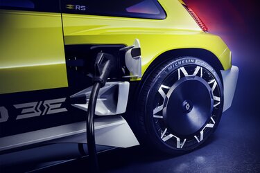 Ladeanschluss in einer seitlichen Lufthutze – Renault 5 Turbo 3E