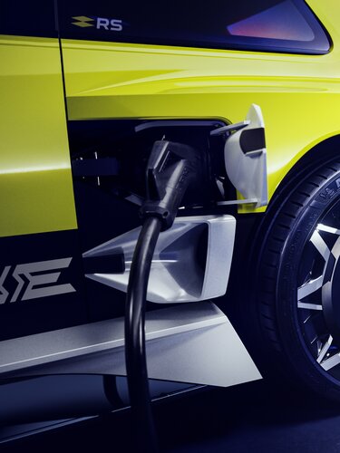 Ladeanschluss in einer seitlichen Lufthutze – Renault 5 Turbo 3E