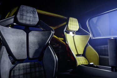 Sportsitze und Sechspunktgurte für optimalen Rückhalt – Renault 5 Turbo 3E