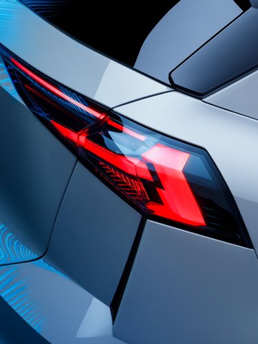 Renault Symbioz - half-diamond shaped lighting signature