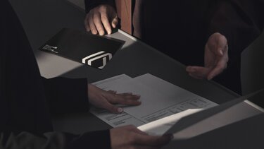 Ehepaar mit Renault Mitarbeiter im Gespräch